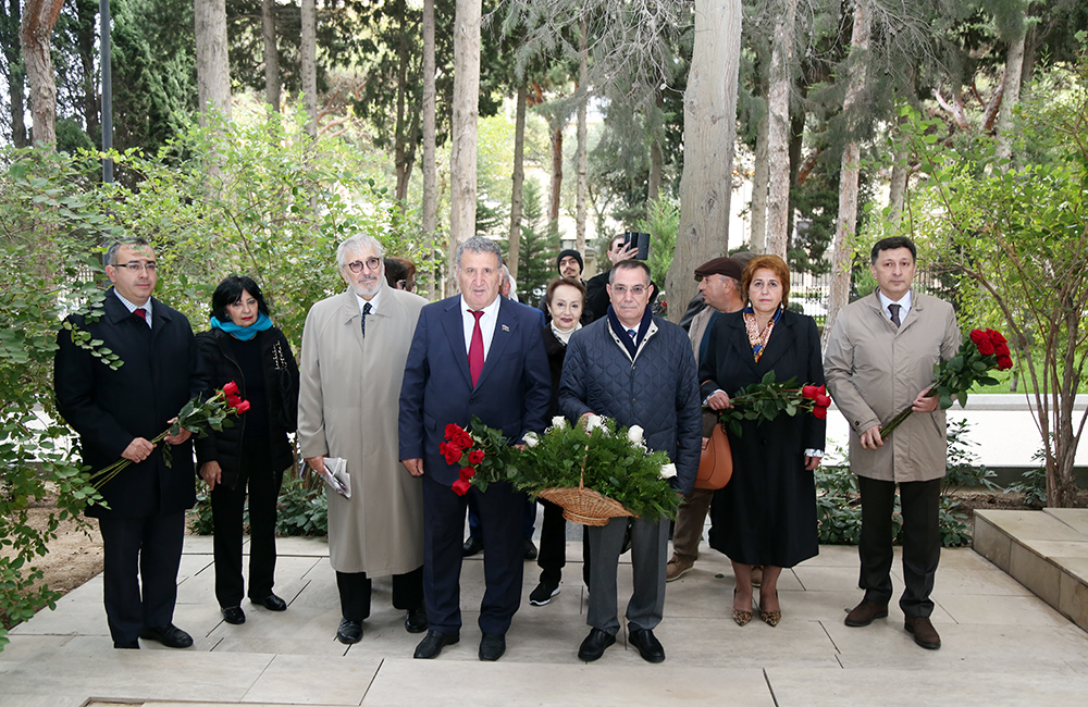 İctimaiyyət nümayəndələri akademik Mirəsədulla Mirqasımovun məzarını ziyarət ediblər
